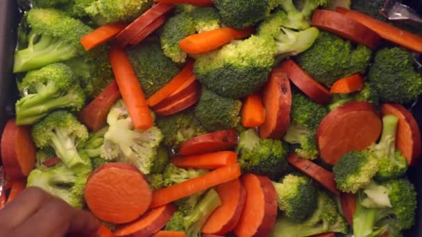 用有机蔬菜做烤箱盘的90度人员 — 图库视频影像