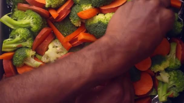 Grado Persona Preparando Bandeja Horno Con Verduras Orgánicas — Vídeos de Stock