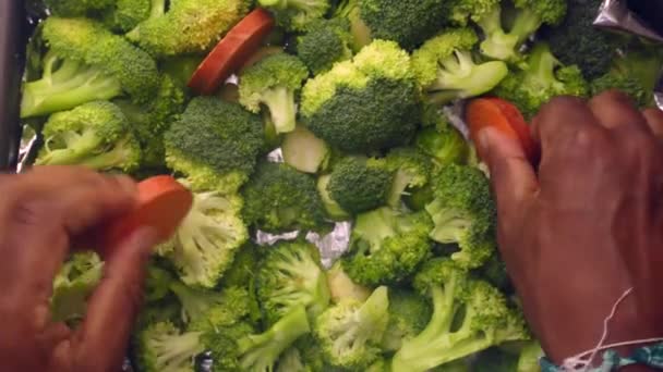 Grau Pessoa Preparando Bandeja Forno Com Legumes Orgânicos — Vídeo de Stock