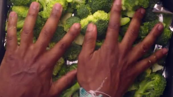 Degré Personne Préparant Plateau Four Avec Des Légumes Biologiques — Video