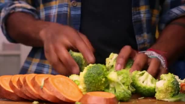 家庭で野菜と有機的な食事を作る者 — ストック動画