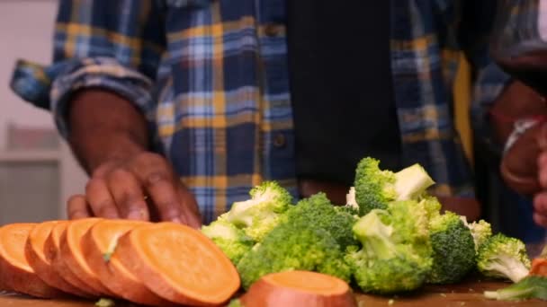 Pessoa Preparando Refeição Orgânica Com Legumes Casa — Vídeo de Stock