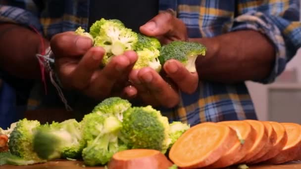 家庭で野菜と有機的な食事を作る者 — ストック動画