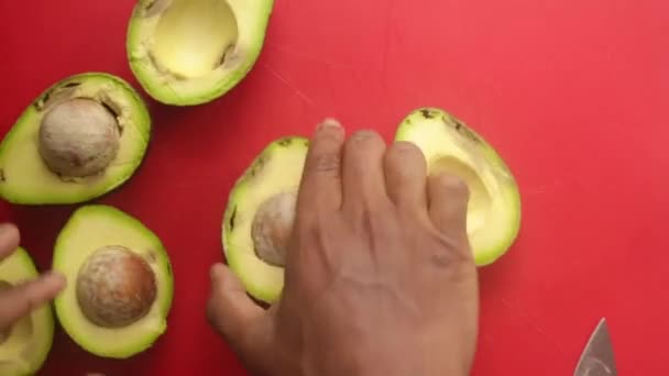 Draufsicht Der Hände Die Avocados Auf Schneidebrett Zubereiten — Stockvideo
