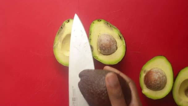 Draufsicht Der Hände Die Avocados Auf Schneidebrett Zubereiten — Stockvideo