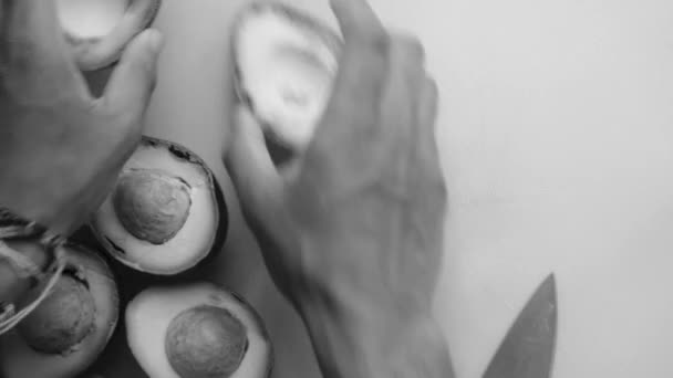 Κάτοψη Του Προσώπου Χέρια Προετοιμασία Αβοκάντο Ξύλο Κοπής — Αρχείο Βίντεο
