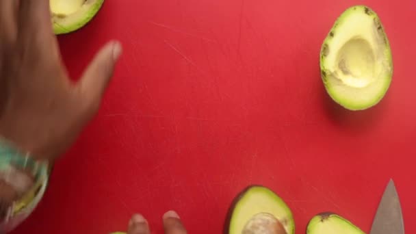 Avokadoları Doğrama Tahtasında Hazırlayan Kişinin Üst Görünümü — Stok video
