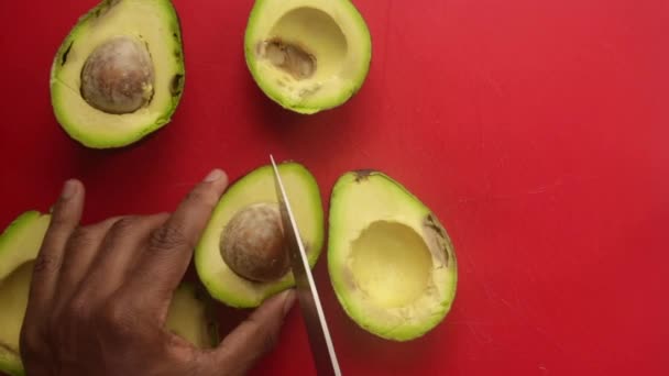 Vista Superior Las Manos Persona Preparando Aguacates Tabla Cortar — Vídeo de stock