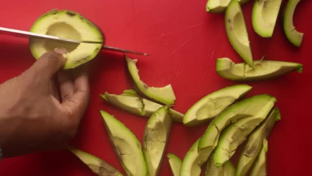 Vue Dessus Des Mains Personne Préparant Des Avocats Sur Planche — Video