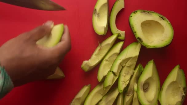 Draufsicht Auf Person Die Avocados Auf Schneidebrett Zubereitet — Stockvideo