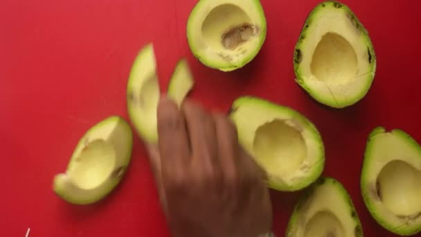 Draufsicht Auf Person Die Avocados Auf Schneidebrett Zubereitet — Stockvideo