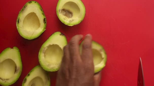 Bovenaanzicht Van Persoon Die Avocado Aan Het Snijden — Stockvideo