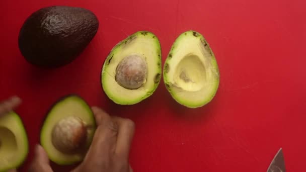 Top View Persoon Handen Bereiden Avocado Snijplank — Stockvideo