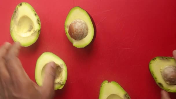 Руки Сверху Готовящие Авокадо Доске — стоковое видео