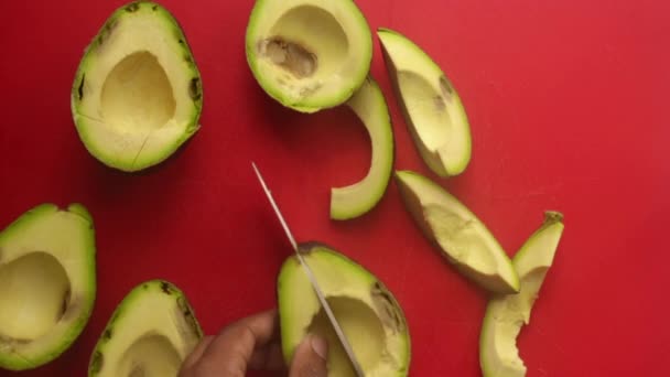 Person Von Oben Bereitet Avocados Auf Schneidebrett — Stockvideo