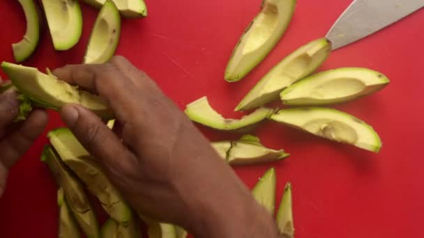 Top Vue Personne Mains Préparant Avocats Sur Planche Découper — Video