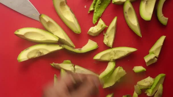 Руки Сверху Готовящие Авокадо Доске — стоковое видео