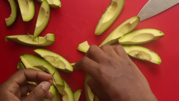 Top View Persoon Handen Bereiden Avocado Snijplank — Stockvideo