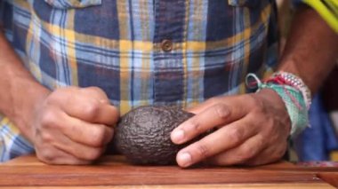 İnsan elleriyle mutfakta sağlıklı yemek hazırlar.