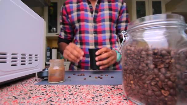 Mutfakta Kahve Çekirdeklerini Elle Öğüten Biri Var — Stok video
