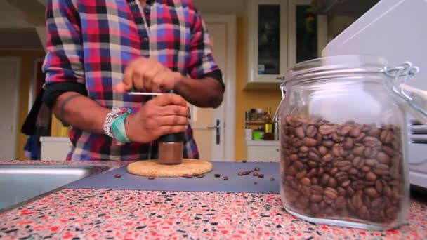 Άτομο Χέρι Άλεση Κόκκους Καφέ Στην Κουζίνα — Αρχείο Βίντεο