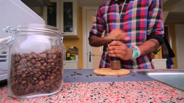 Persoon Die Thuis Geroosterde Koffiebonen Handmatig Maalt — Stockvideo