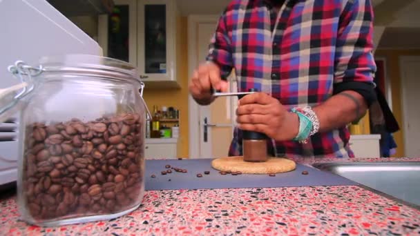 Άτομο Χέρι Άλεση Φρυγμένων Κόκκων Καφέ Στο Σπίτι — Αρχείο Βίντεο
