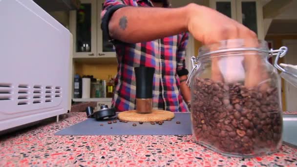 Persona Che Macina Manualmente Chicchi Caffè Tostati Casa — Video Stock