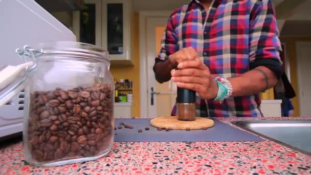 Person Som Manuellt Malde Rostade Kaffebönor Hemma — Stockvideo