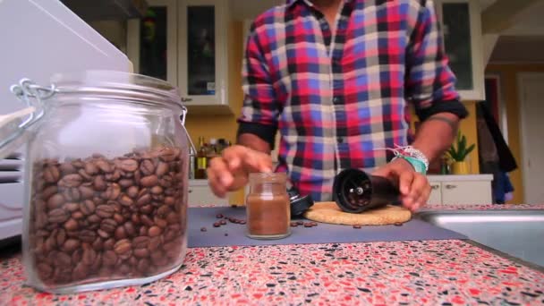 Persona Che Macina Manualmente Chicchi Caffè Tostati Casa — Video Stock