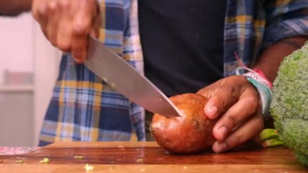 Persona Preparando Comida Saludable Con Verduras Casa — Vídeo de stock