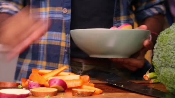 在家与蔬菜一起准备健康食品的人 — 图库视频影像