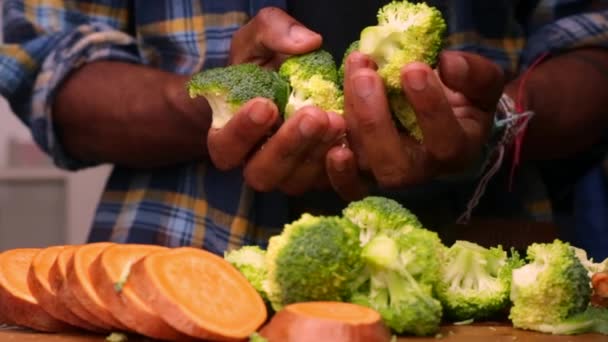 Человек Готовит Здоровую Пищу Овощами Дома — стоковое видео
