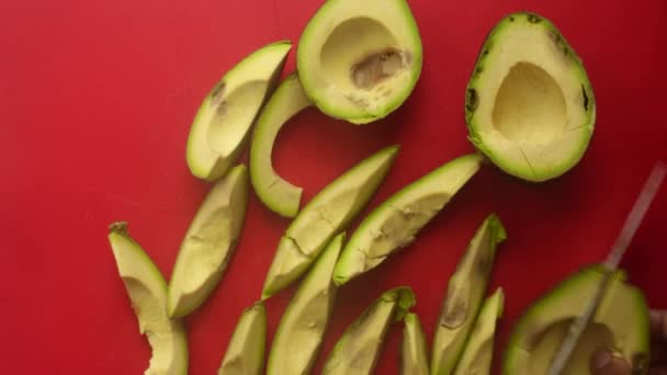 Draufsicht Der Hände Die Avocados Auf Schneidebrett Zubereiten — Stockvideo