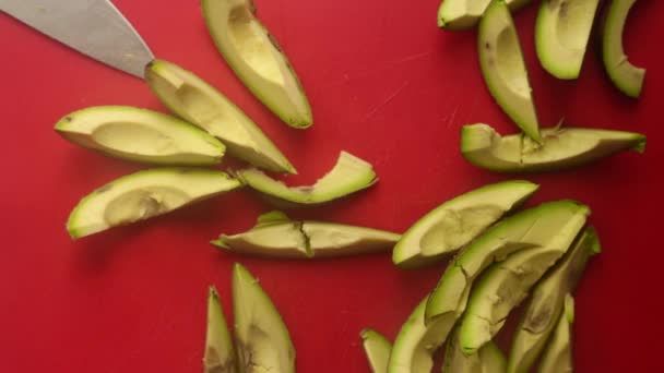 Bovenaanzicht Van Persoonlijke Handen Die Avocado Bereiden Snijplank — Stockvideo