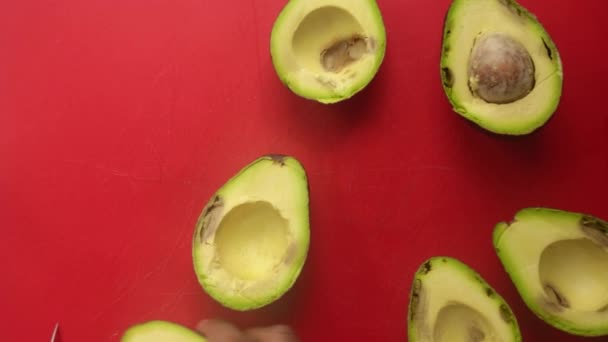 Bovenaanzicht Van Persoonlijke Handen Die Avocado Bereiden Snijplank — Stockvideo