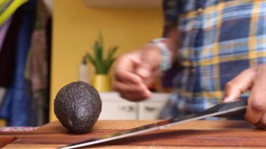 Yakın görüşlü insan elleriyle mutfakta sağlıklı yemek hazırlıyor.