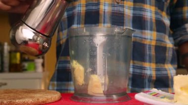 Tereyağı ve MCT yağlı besleyici ketojenik diyet kahve yapan kişi