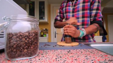 Mutfakta elle öğütülmüş kahve çekirdekleri var.