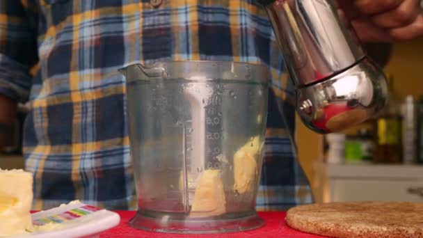 Persona Haciendo Nutritivo Café Prueba Balas Con Mantequilla Aceite Mct — Vídeo de stock