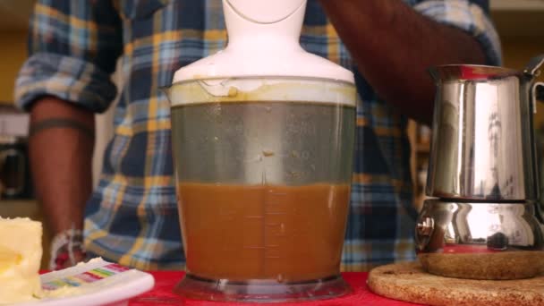 Person Macht Nahrhaften Kugelsicheren Kaffee Mit Butter Und Mct — Stockvideo