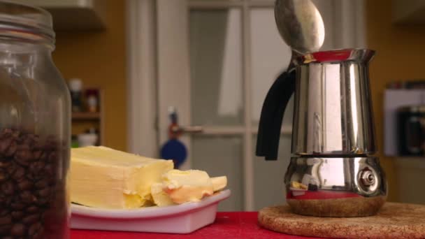 人们用黄油和Mct油做了无菌防弹咖啡 — 图库视频影像
