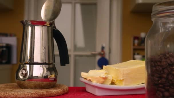 Pessoa Fazendo Café Prova Balas Nutritivo Com Manteiga Óleo Mct — Vídeo de Stock