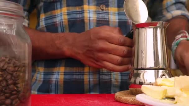Personne Faisant Café Pare Balles Nutricieux Avec Beurre Huile Mct — Video