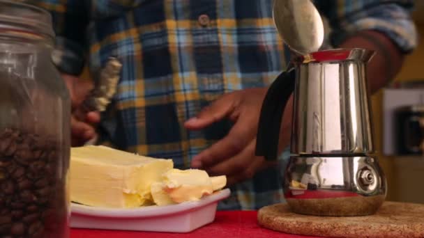 Person Som Gör Näringsrikt Skottsäkert Kaffe Med Smör Och Mct — Stockvideo