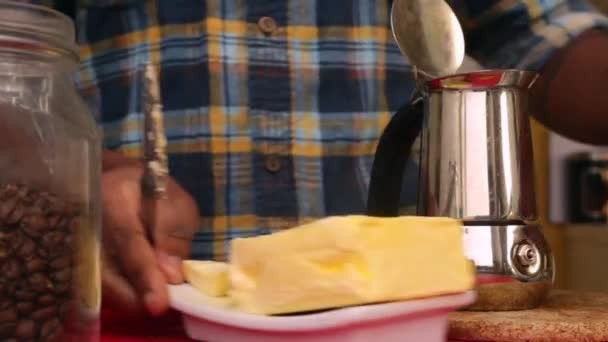 Person Macht Nahrhaften Kugelsicheren Kaffee Mit Butter Und Mct — Stockvideo