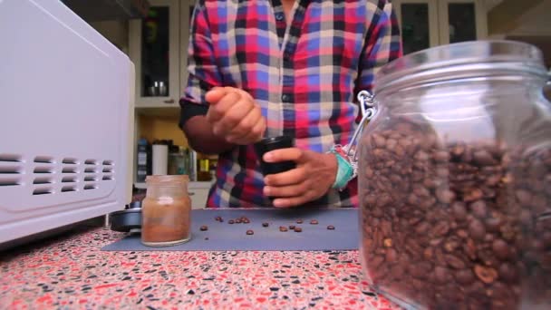 Persoon Handmatig Gemalen Gebrande Koffiebonen Keuken — Stockvideo