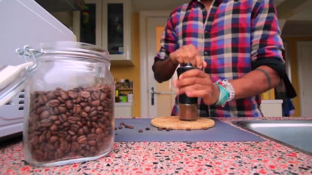 Άτομο Χέρι Άλεση Φρυγμένοι Κόκκοι Καφέ Στην Κουζίνα — Αρχείο Βίντεο