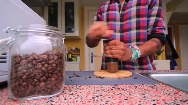 Persoon Handmatig Gemalen Gebrande Koffiebonen Keuken — Stockvideo