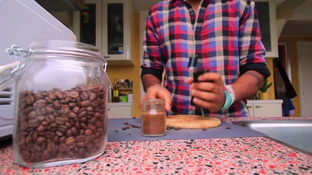 Person Mahlt Geröstete Kaffeebohnen Manuell Der Küche — Stockvideo
